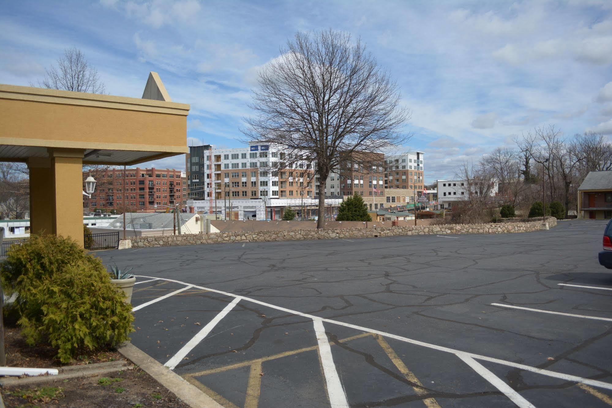 Budget Inn Falls Church Exterior foto